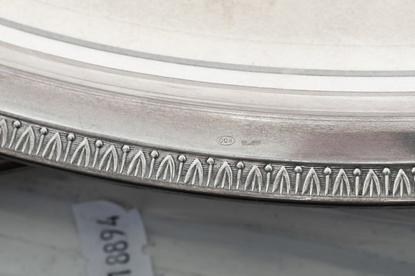 Due vassoi con manici uno ovale uno rettangolare. Argenteria italiana del XX secolo  - Asta Argenti e Icone - Associazione Nazionale - Case d'Asta italiane