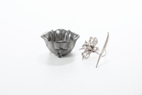 Iris e coppa in argento. Argenteria artistica italiana del XX-XXI secolo  - Asta Argenti e Icone - Associazione Nazionale - Case d'Asta italiane