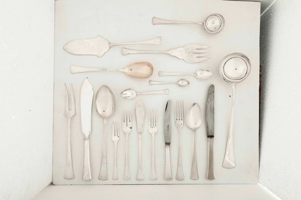 Servizio di posate in argento. Europa centrale (Ungheria?), XX secolo. Argentiere V.J.  - Asta Argenti e Icone - Associazione Nazionale - Case d'Asta italiane