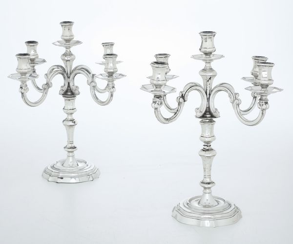 Coppia di candelabri a 5 braccia. Argenteria italiana del XX secolo  - Asta Argenti e Icone - Associazione Nazionale - Case d'Asta italiane