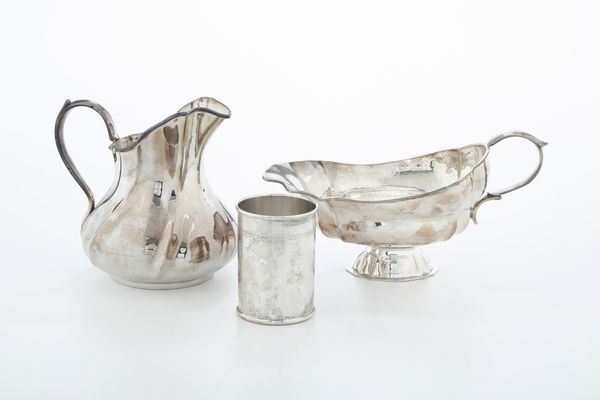 Salsiera, caraffa e portapenne. Varie argenterie italiane del XX secolo  - Asta Argenti e Icone - Associazione Nazionale - Case d'Asta italiane