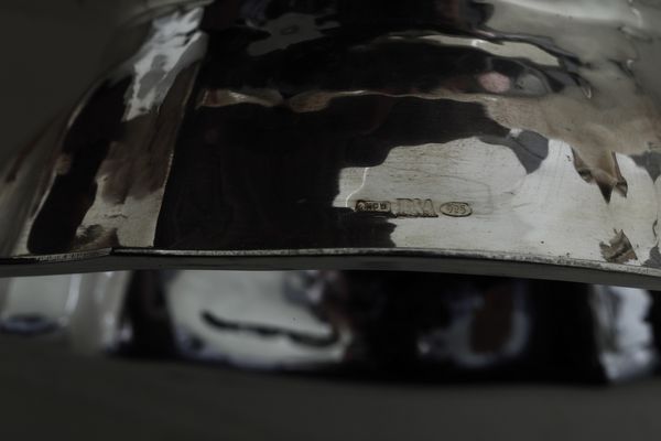 Salsiera, caraffa e portapenne. Varie argenterie italiane del XX secolo  - Asta Argenti e Icone - Associazione Nazionale - Case d'Asta italiane