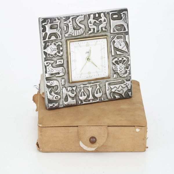 Orologio a sveglia in argento. Argenteria artistica milanese del XX secolo. Argentiere Arrigo Finzi  - Asta Argenti e Icone - Associazione Nazionale - Case d'Asta italiane