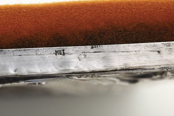 Icona a tempera su tavola raffigurante Madonna con Bambino, riza in rame argentato e smalti policromi. XIX-XX secolo  - Asta Argenti e Icone - Associazione Nazionale - Case d'Asta italiane