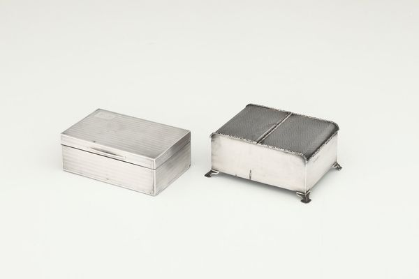 Due cofanetti. Uno Birmingham 1934 (argentiere non identificato) e uno Londra 1886 (argentiere non identificato)  - Asta Argenti e Icone - Associazione Nazionale - Case d'Asta italiane