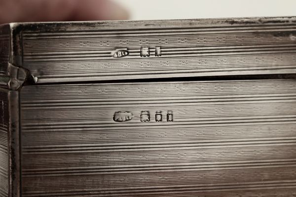 Due cofanetti. Uno Birmingham 1934 (argentiere non identificato) e uno Londra 1886 (argentiere non identificato)  - Asta Argenti e Icone - Associazione Nazionale - Case d'Asta italiane