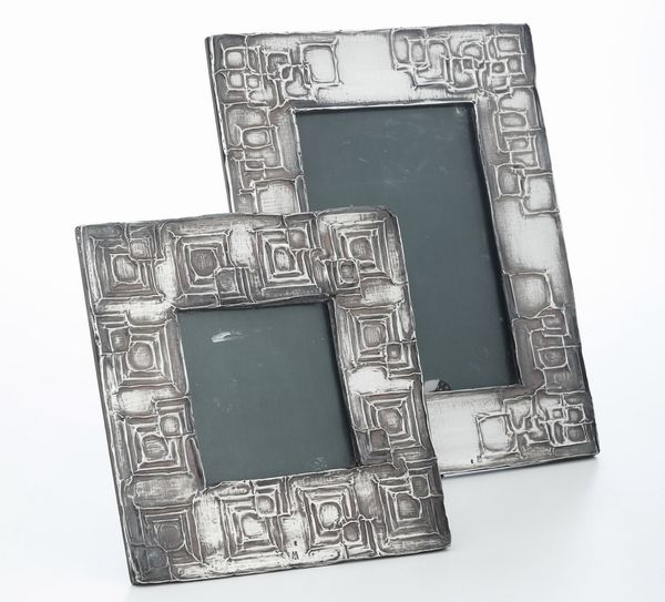Due porta fotografie con cornici in metallo argentato  - Asta Argenti e Icone - Associazione Nazionale - Case d'Asta italiane
