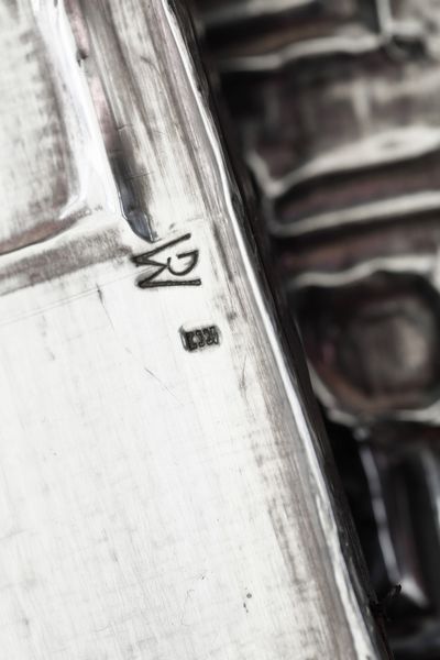 Due porta fotografie con cornici in metallo argentato  - Asta Argenti e Icone - Associazione Nazionale - Case d'Asta italiane