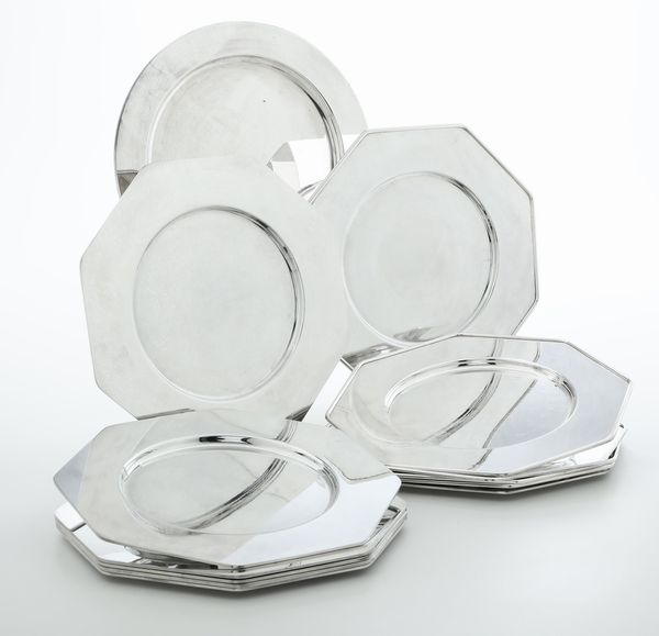 Lotto composto da 2 serie (una di 5 ed una di 7) di sottopiatti ottagonali molto simili ed uno rotondo in metallo argentato.  - Asta Argenti e Icone - Associazione Nazionale - Case d'Asta italiane