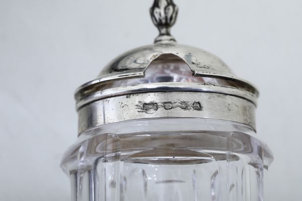 Servizio composto da 5 bottigliette da condimento in vetro (una con coperchio di argento)  - Asta Argenti e Icone - Associazione Nazionale - Case d'Asta italiane