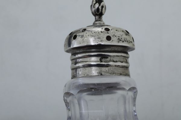 Servizio composto da 5 bottigliette da condimento in vetro (una con coperchio di argento)  - Asta Argenti e Icone - Associazione Nazionale - Case d'Asta italiane