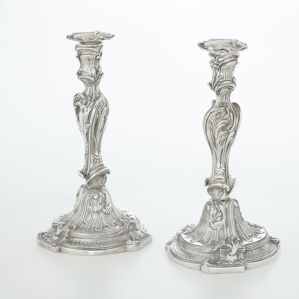 Coppia di candelieri in metallo argentato. XX secolo  - Asta Argenti e Icone - Associazione Nazionale - Case d'Asta italiane