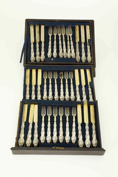 Servizio di posate da dolce in metallo argentato e dorato. Manifattura del XX secolo  - Asta Argenti e Icone - Associazione Nazionale - Case d'Asta italiane