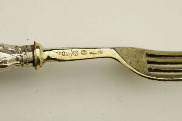 Servizio di posate da dolce in metallo argentato e dorato. Manifattura del XX secolo  - Asta Argenti e Icone - Associazione Nazionale - Case d'Asta italiane