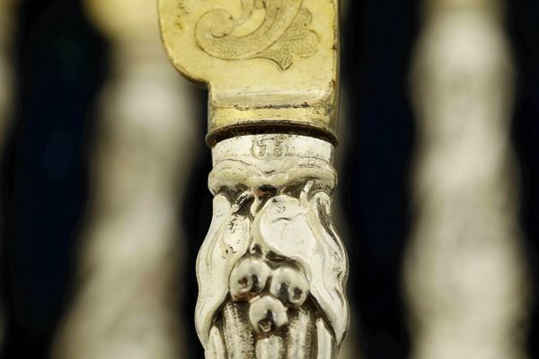 Servizio di posate da dolce in metallo argentato e dorato. Manifattura del XX secolo  - Asta Argenti e Icone - Associazione Nazionale - Case d'Asta italiane