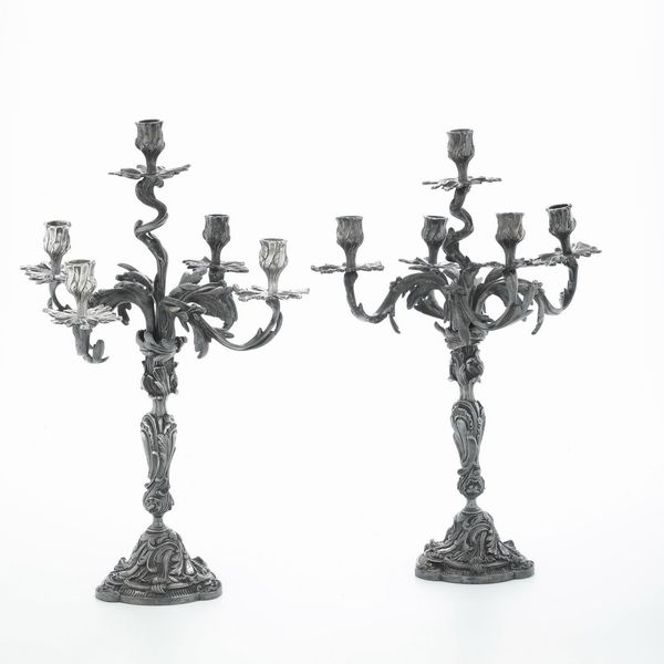 Coppia di candelabri in metallo argentato, Francia XIX-xX secolo  - Asta Argenti e Icone - Associazione Nazionale - Case d'Asta italiane