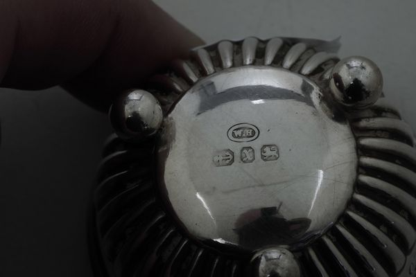 Due coppie di salierine con cucchiaini. Londra 1898 argentiere Robert Stebbings e Birmingham 1897 argentiere W. M. Hayes  - Asta Argenti e Icone - Associazione Nazionale - Case d'Asta italiane