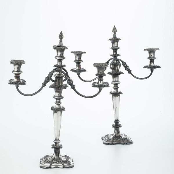 Coppia di candelabri a tre fiamme in metallo argentato Inghilterra, fine XIX secolo  - Asta Argenti e Icone - Associazione Nazionale - Case d'Asta italiane