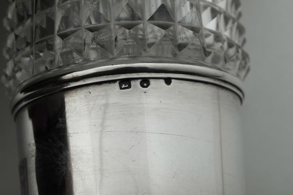 Bottiglia con bicchierino. Inghilterra XIX secolo  - Asta Argenti e Icone - Associazione Nazionale - Case d'Asta italiane