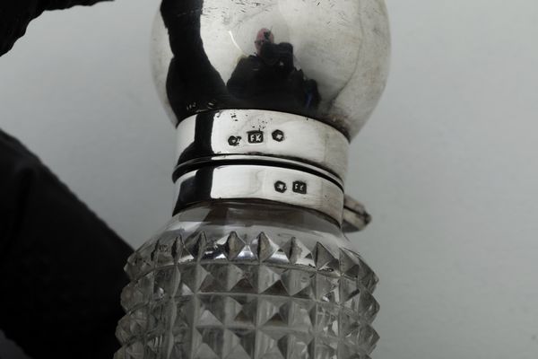 Bottiglia con bicchierino. Inghilterra XIX secolo  - Asta Argenti e Icone - Associazione Nazionale - Case d'Asta italiane