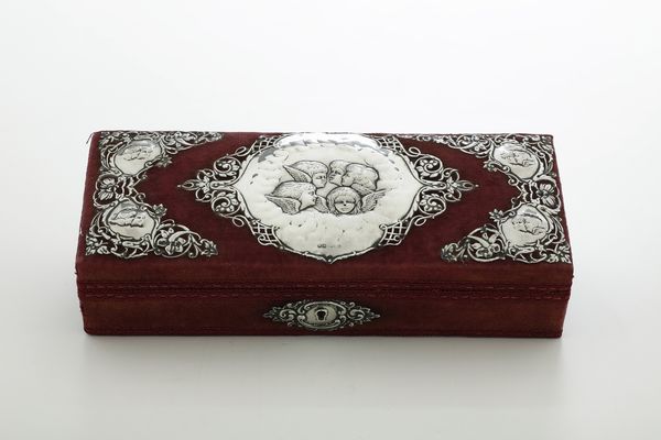 Scatola velluto rosso con decorazioni in argento, Birmigham 1897, argentiere Henry Matthews  - Asta Argenti e Icone - Associazione Nazionale - Case d'Asta italiane