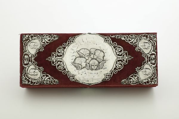 Scatola velluto rosso con decorazioni in argento, Birmigham 1897, argentiere Henry Matthews  - Asta Argenti e Icone - Associazione Nazionale - Case d'Asta italiane