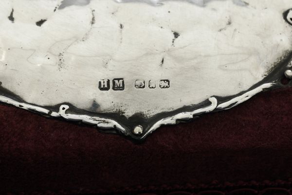 Scatola velluto rosso con decorazioni in argento, Birmigham 1897, argentiere Henry Matthews  - Asta Argenti e Icone - Associazione Nazionale - Case d'Asta italiane