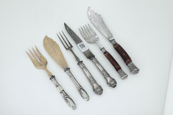 Gruppo di tre coppie di posate da portata diverse. Inghilterra XX secool  - Asta Argenti e Icone - Associazione Nazionale - Case d'Asta italiane