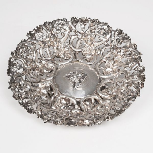 Centrotavola traforato. Vienna XIX secolo  - Asta Argenti e Icone - Associazione Nazionale - Case d'Asta italiane