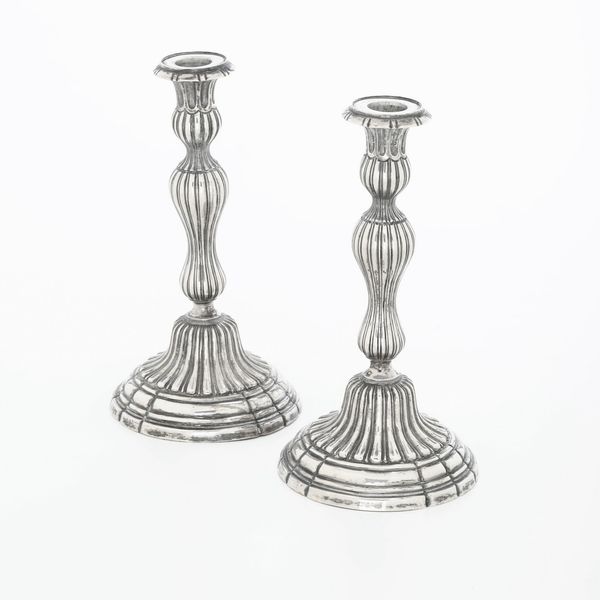 Coppia di candelieri. Italia, fine del XIX secolo. Marchio di titolo con Italia Turrita in uso dal 1872  - Asta Argenti e Icone - Associazione Nazionale - Case d'Asta italiane