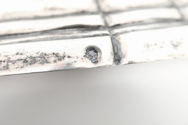 Coppia di candelieri. Italia, fine del XIX secolo. Marchio di titolo con Italia Turrita in uso dal 1872  - Asta Argenti e Icone - Associazione Nazionale - Case d'Asta italiane