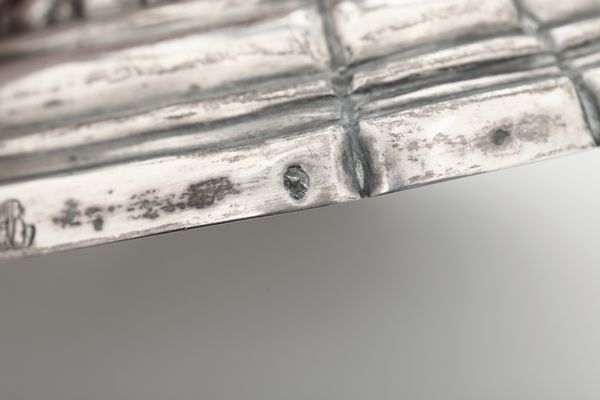 Coppia di candelieri. Italia, fine del XIX secolo. Marchio di titolo con Italia Turrita in uso dal 1872  - Asta Argenti e Icone - Associazione Nazionale - Case d'Asta italiane