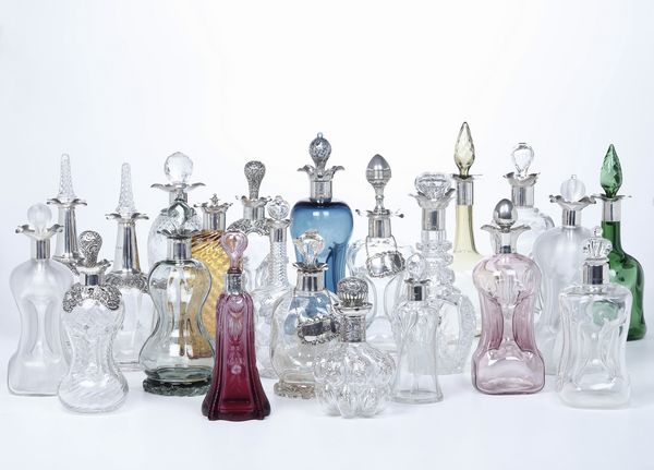 Collezione di 22 bottiglie in vetro e cristallo con tappi e ghiere in argento. XIX-XX secolo  - Asta Argenti e Icone - Associazione Nazionale - Case d'Asta italiane