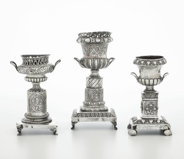 Gruppo di tre portapalme. Napoli, met XIX secolo, uno argentiere Sisino  - Asta Argenti e Icone - Associazione Nazionale - Case d'Asta italiane