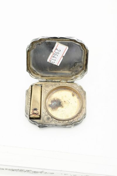 Tre scatole una fibbia ed una ciotola. Differenti manifatture europee ed orientali del XIX-XX secolo  - Asta Argenti e Icone - Associazione Nazionale - Case d'Asta italiane