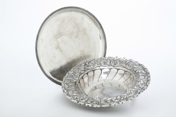 Lotto composto da una ciotola porta frutta, due posate, una ciotolina e un sottopiatto, Argenteria italiana del XX secolo, vari argentieri  - Asta Argenti e Icone - Associazione Nazionale - Case d'Asta italiane