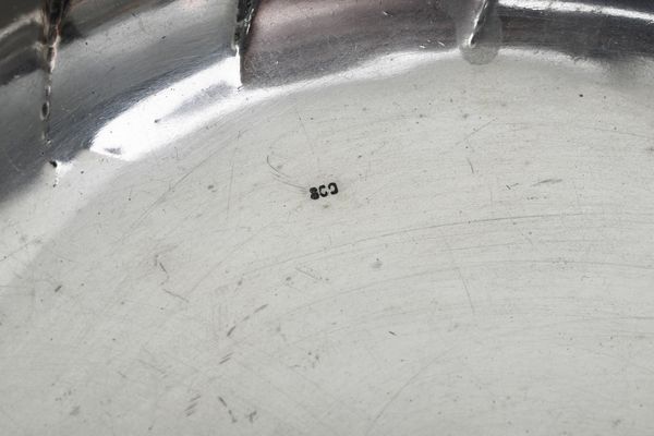 Lotto composto da una ciotola porta frutta, due posate, una ciotolina e un sottopiatto, Argenteria italiana del XX secolo, vari argentieri  - Asta Argenti e Icone - Associazione Nazionale - Case d'Asta italiane