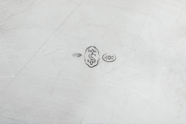 Lotto composto da una ciotola porta frutta, due posate, una ciotolina e un sottopiatto, Argenteria italiana del XX secolo, vari argentieri  - Asta Argenti e Icone - Associazione Nazionale - Case d'Asta italiane