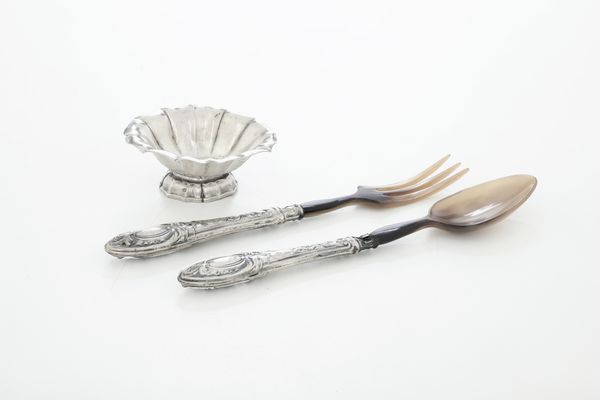 Lotto composto da una ciotola porta frutta, due posate, una ciotolina e un sottopiatto, Argenteria italiana del XX secolo, vari argentieri  - Asta Argenti e Icone - Associazione Nazionale - Case d'Asta italiane