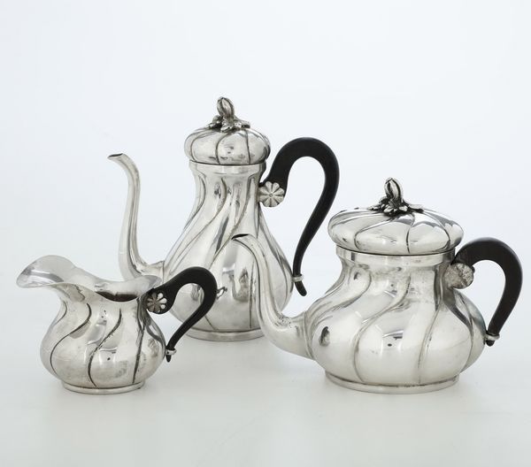 Caffettiera, teiera e lattiera. Argenteria milanese del XX secolo. Argentiere Giacch  - Asta Argenti e Icone - Associazione Nazionale - Case d'Asta italiane