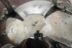 Caffettiera, zuccheriera e cioccolatiera. Argenteria italianan del XX secolo, argentieri differenti  - Asta Argenti e Icone - Associazione Nazionale - Case d'Asta italiane