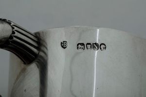 Mug, Londra 1888, argentiere William Barrott e porta t, Londra 1906, argentiere William Comyns & Sons Ltd  - Asta Argenti e Icone - Associazione Nazionale - Case d'Asta italiane