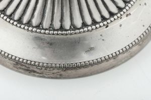 Coppia candelabri. Argenteria italiana del XX secolo, bollo dell'argentiere consunto  - Asta Argenti e Icone - Associazione Nazionale - Case d'Asta italiane