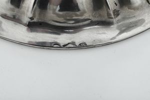 Coppia di candelabri. Argenteria milanese del XX secolo per gioielleria Cipollina Genova  - Asta Argenti e Icone - Associazione Nazionale - Case d'Asta italiane