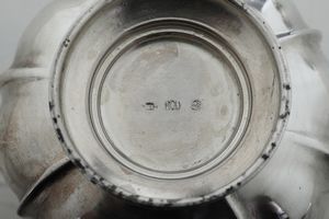 Teiera, zuccheriera e lattiera. Argenteria italiana della prima met del XX secolo, bollo dell'argentiere consunto  - Asta Argenti e Icone - Associazione Nazionale - Case d'Asta italiane