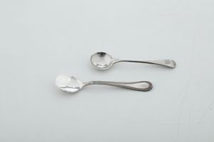 Lotto composto di 2 vasetti, 3 scatoline, una lente, un porta biglietti da visita, 2 cucchiaini e altri 5 oggetti. Varie manifatture italiane ed estere del XX secolo  - Asta Argenti e Icone - Associazione Nazionale - Case d'Asta italiane