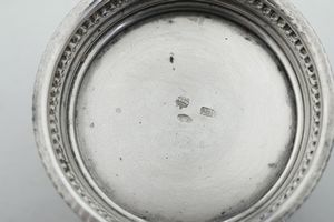 Lotto composto di 2 vasetti, 3 scatoline, una lente, un porta biglietti da visita, 2 cucchiaini e altri 5 oggetti. Varie manifatture italiane ed estere del XX secolo  - Asta Argenti e Icone - Associazione Nazionale - Case d'Asta italiane