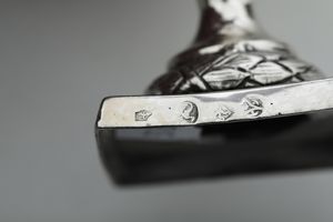 Lotto composto di 2 vasetti, 3 scatoline, una lente, un porta biglietti da visita, 2 cucchiaini e altri 5 oggetti. Varie manifatture italiane ed estere del XX secolo  - Asta Argenti e Icone - Associazione Nazionale - Case d'Asta italiane