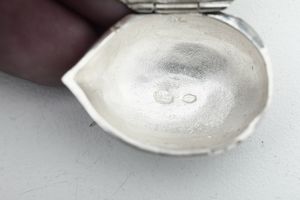 Lotto composto di 2 vasetti, 3 scatoline, una lente, un porta biglietti da visita, 2 cucchiaini e altri 5 oggetti. Varie manifatture italiane ed estere del XX secolo  - Asta Argenti e Icone - Associazione Nazionale - Case d'Asta italiane