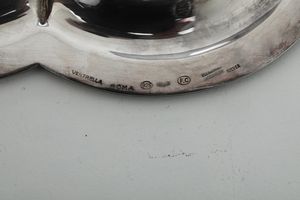 Piatto. Argenteria milanese del XX secolo, argentiere F.lli Cacchione per Ventrella, Roma  - Asta Argenti e Icone - Associazione Nazionale - Case d'Asta italiane